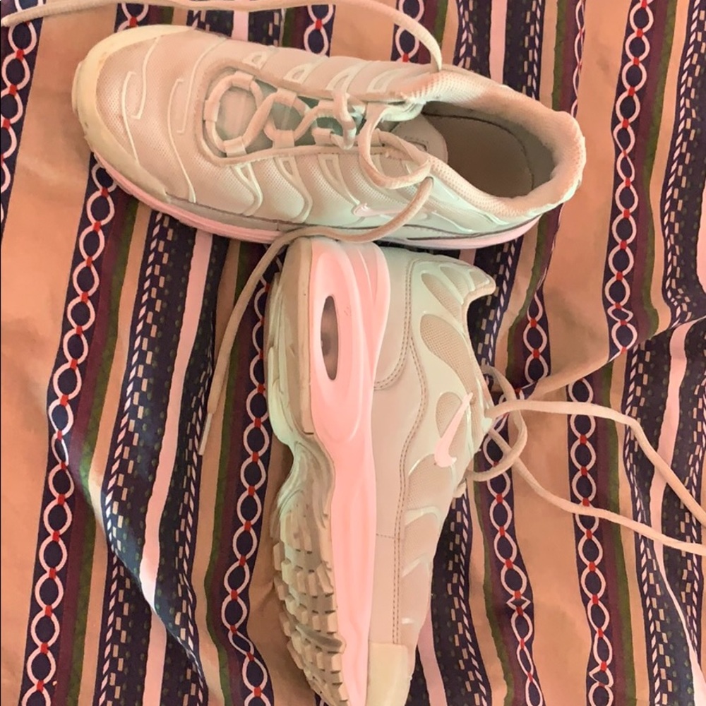 kids nike air maxes (not sure what type)